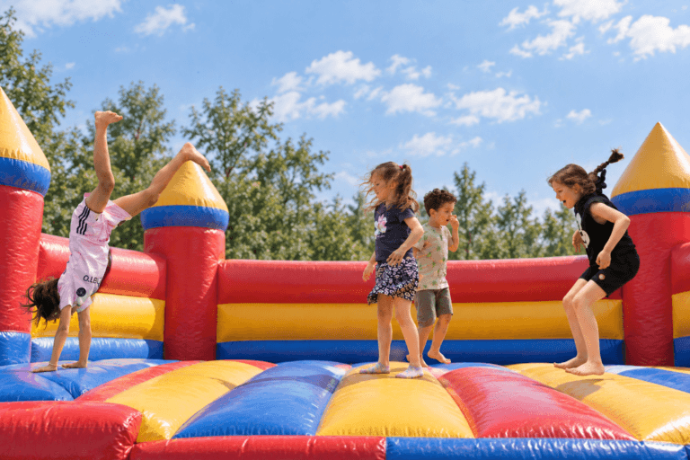 Hüpfburg: Springen mit Springpiet